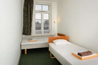 Хостелы Hostel Vaksali 4 Тарту Двухместный номер с 2 отдельными кроватями и общей ванной комнатой-3
